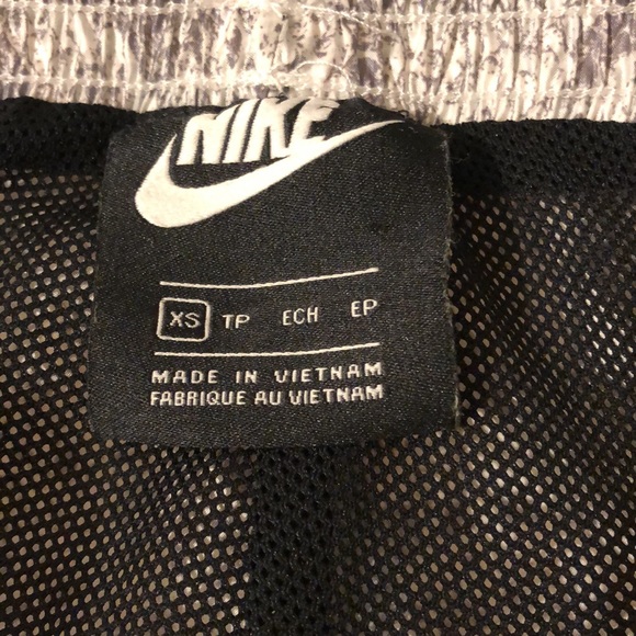 Nike - Picture 3 of 5